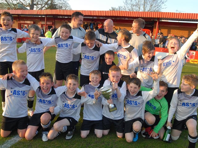 Skegby Colts celebrate their victory in the Mansfield Youth League Under 11s final at Alfreton in 2010.