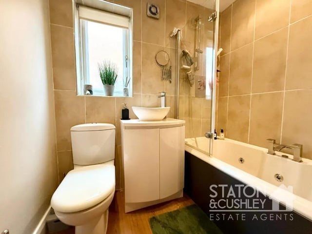 The property benefits from an en suite