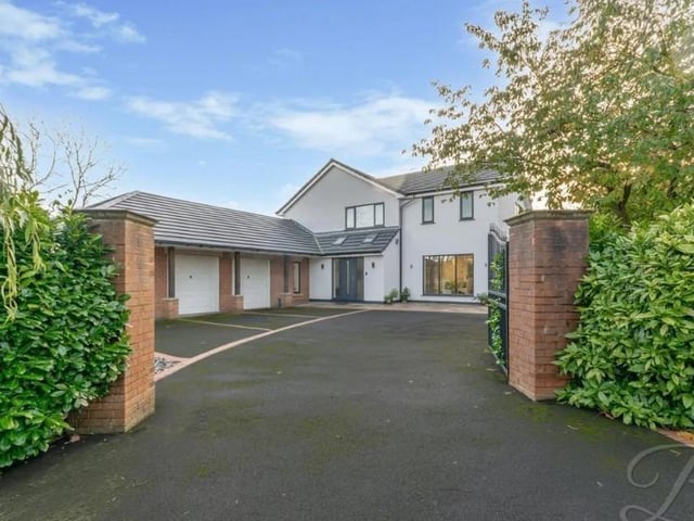 This 5 bed detached house in The Avenue, Mansfield is on the market for £700,000 with the much-loved Berry Hill Park within walking distance.