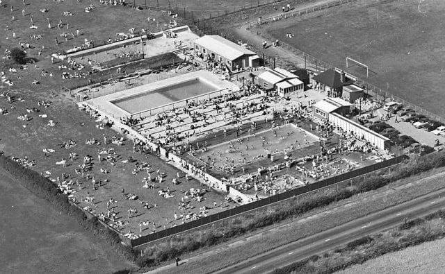 The lido – outdoor pool and paddling areas – was constructed on the former tennis courts in Clipstone by female volunteers in 1963 and opened a year later. It featured various pools catering to different swimming abilities, including a diving pool and a smaller one for younger children. The facility was very popular until it closed in August 1984. Entrance was subsidised by Clipstone Colliery Miners’ Welfare and included amenities such as a hothouse, café, changing rooms, and a first aid room.