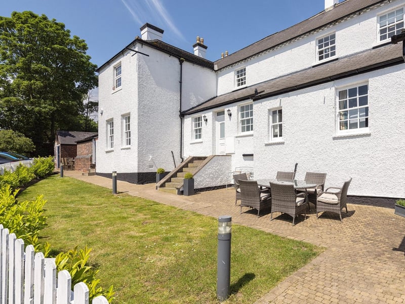 This entire home in Edwinstowe accommodates up to 10 guests, featuring five bedrooms, seven beds, and two bathrooms. It has an impressive rating of 4.98. This beautiful property is the South Wing of Edwinstowe Hall, was constructed in 1701 for the First Earl of Scarborough. It is just a stone's throw away from Sherwood Forest and is located next to Saint Mary's Church, where legend has it that Robin Hood and Maid Marian were married. Situated in the heart of the village, there is plenty to explore nearby. (£378 per night). To learn more and book your stay, visit: www.airbnb.co.uk.