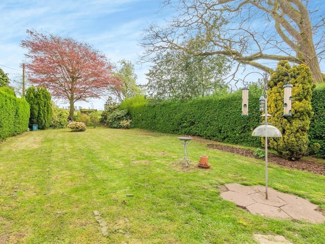 The large south-facing back garden contains a substantial lawn, plants and establlshed boundaries on both sides that extend to the end of the plot.