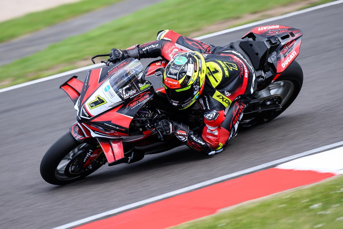 Der Führende der Britischen Superbike-Meisterschaft, Kyle Ryde ...