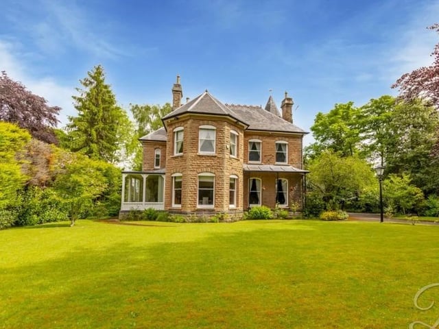This 7 bed detached house in Crow Hill Drive, Mansfield is on the market for £875,000. This Grade II listed Victorian property sits on a plot of around 6000 square feet.