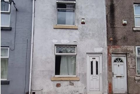 This 2 bed terraced house in Portland Street, Mansfield is on the market for £80,000 and represents a great investment opportunity, according to Zoopla