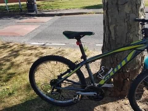 Ben's missing lime green and silver/grey Scott Ascot 660 - Picture Sarah Jeffcoat