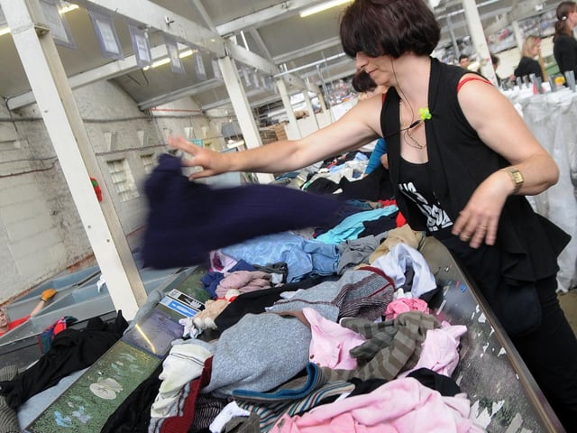 More than 100 people worked in the warehouse. Here, a skilled worker begins the grading process.