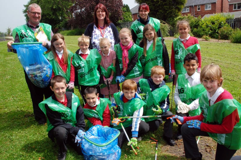 Mansfield's Crescent Primary School KS2 pupils litter pick on Friday 12th June 2015