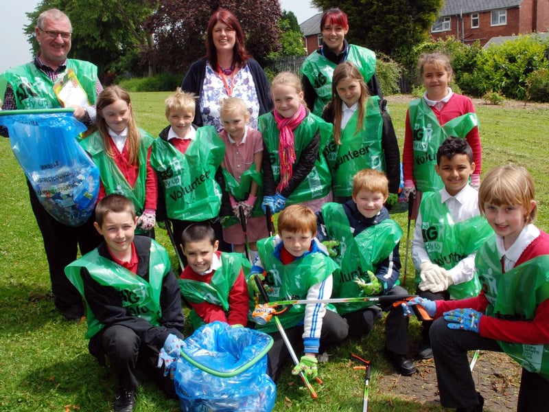 Mansfield's Crescent Primary School KS2 pupils litter pick on Friday 12th June 2015