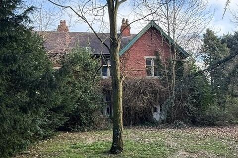 Internally ceilings are lathe and plaster with walls of solid brick and timber stud partitioning. Floors are largely of suspended timber. Windows are of single glazed painted timber.
