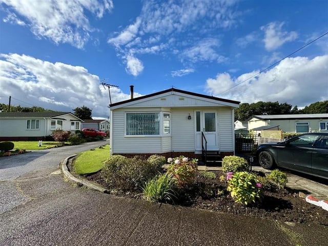 Welcome to Oak Drive in the charming Forest Town of Mansfield! This delightful park home offers a cosy and comfortable living space perfect for those over 45 years old. With three bedrooms, there's plenty of room for guests or to create your own personal retreats. New gas boiler fitted. Situated in a peaceful neighbourhood, this property provides a tranquil environment for relaxation. Additionally, the absence of an upward chain means a smoother and quicker transition for those looking to make this property their new home.
