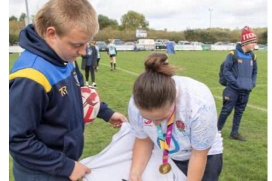 Mansfield RUFC u15 boy Freddie Barker getting his shirt signed by World Cup Winner Amy Cokayne