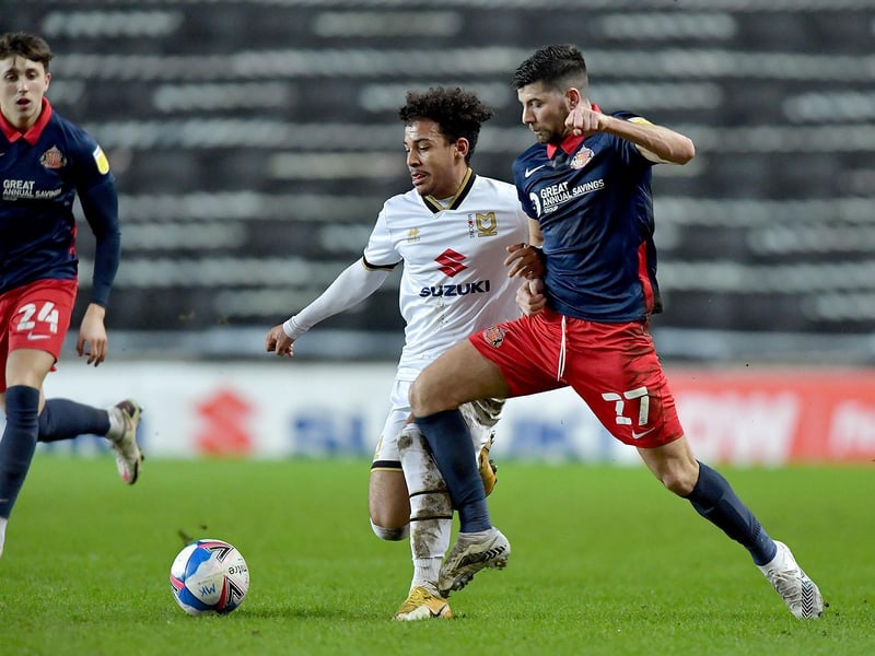 Former Sunderland striker Kevin Phillips says a permanent deal for Rangers winger Jordan Jones would be 'worth the gamble'. (Football Insider)
