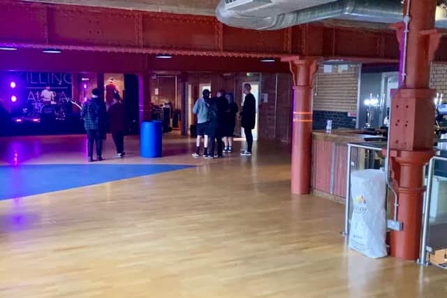 The upper level has a capacity of 350 customers.