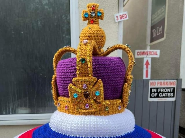 A crowning glory for this postbox in Forest Town, in a picture taken by Sarah Foreman. This topper was made by Debbie Wiliamson.