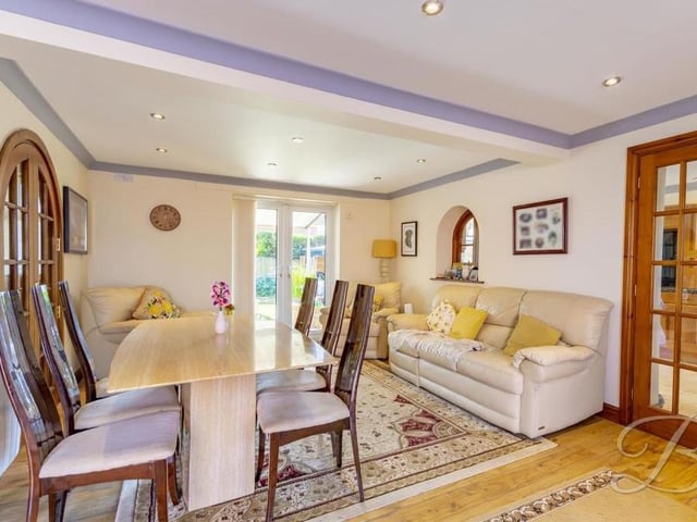 Our tour of the Whilton Close house begins in the delectable dining room, which has ample space for family meals and for entertaining friends.