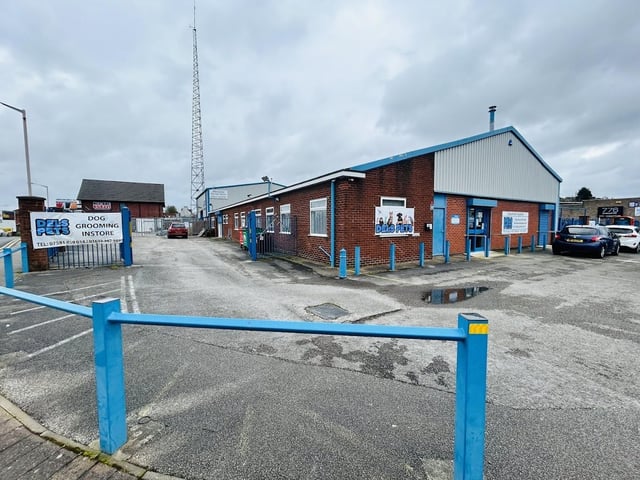 Dels Pets Shop & Grooming, situated at Unit 2 The Broadway in Mansfield, has a 5-star rating on Google reviews.