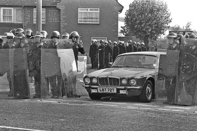 Police outside Armthorpe Main Colliery in August 1984.