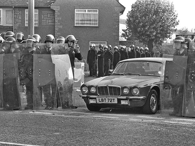 Police outside Armthorpe Main Colliery in August 1984.