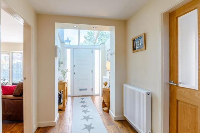 The entrance hallway is very welcoming, and also very bright thanks to a tinted-glass roof to the front portion, allowing an abundance of light to flood in. There is a built-in cloaks cupboard, a laminate floor and six ceiling spotlights.