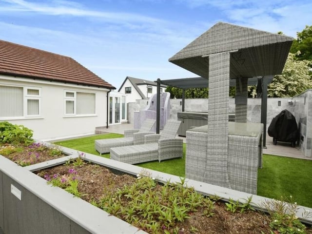 The garden offers a touch of luxury during the summer. There is even outdoor lighting, controlled via an app.