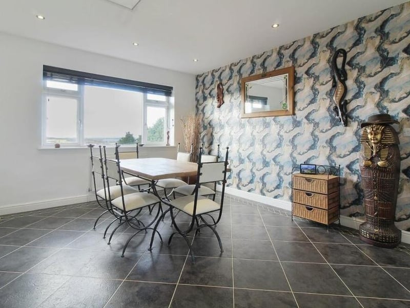 The pleasant dining room offers a private space, ideal for family meals or for entertaining friends.