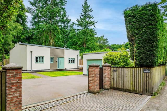 The bungalow is set in the middle of a private plot of 0.15 acres.