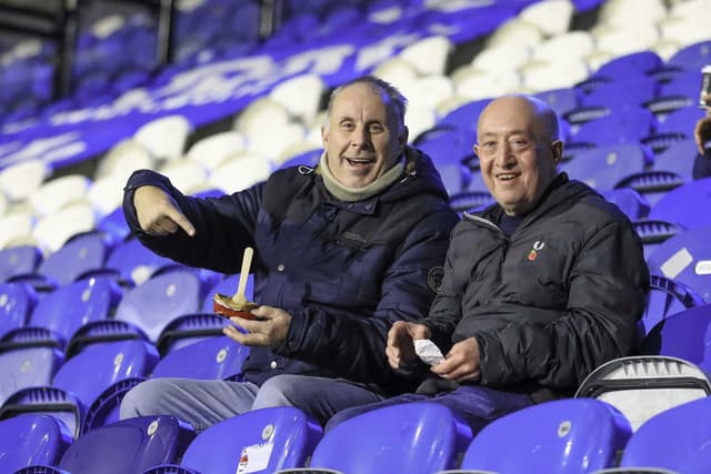 Die tapferen Fans von Mansfield Town, die mit ansehen mussten ...