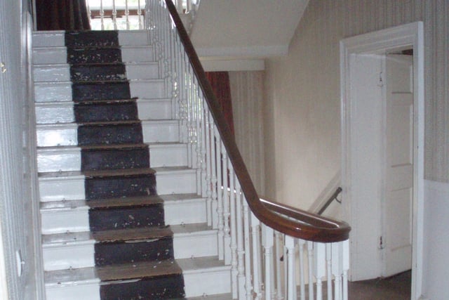 The stairway in the entrance hall before the renovation.