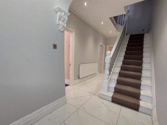 Staying in the entrance hallway, this is the attractive staircase that will take us to the first floor.