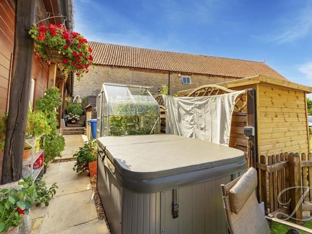 Time to move outside now to give you an idea of how much external space there is.