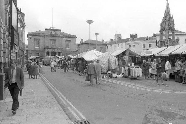 The market had hundreds of stalls each week. 1983.