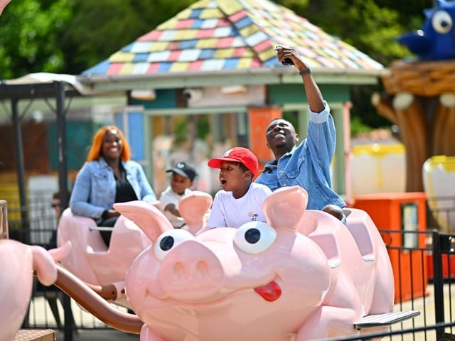 Giddy Piggies Ride at Sundown Adventureland