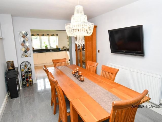 A pleasant dining area can also be found on the lower floor, next door to the kitchen. It is ideal for family meals or for entertaining friends.