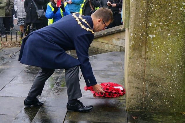 Mayor of Mansfield Andy Abrahams laying a wreath at the service