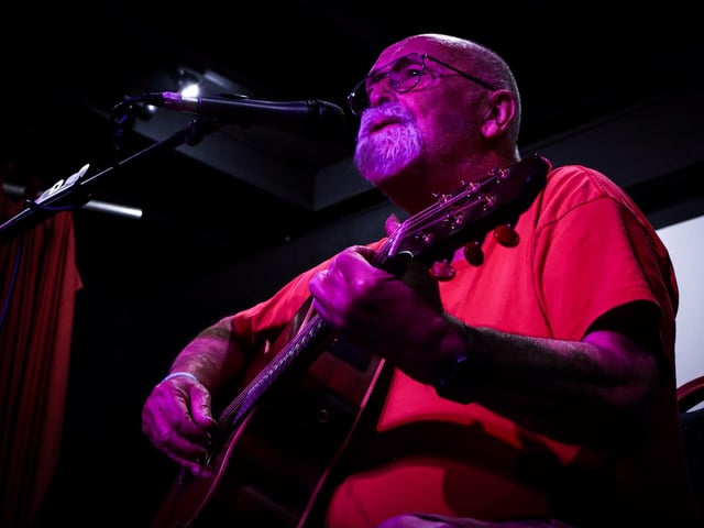 Steven's dad Geoff Wilson played a special acoustic set on the night.