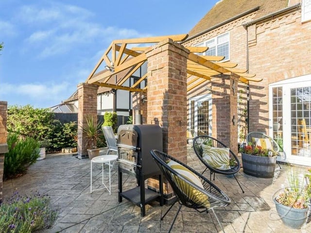 The main patio is also the ideal spot for summer barbecues with friends. Grillin' and chillin'!