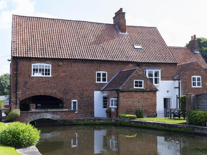 This five-star home in Ollerton accommodates 10 guests with 4 bedrooms, 5 beds, and 3.5 bathrooms. This unique property built in 1713 is adjacent to Ollerton Watermill, Nottinghamshire's only working watermill. The house has recently undergone complete renovation and is now a stunning, 4 bedroom house. The property is situated directly on the River Maun, which the garden and house overlook. The house is close to many amenities, such as a variety of pubs, restaurants, picturesque walks and historic parks - including Sherwood Forest. All this is yours for £305 a night. To see more details and book, check out: www.airbnb.co.uk