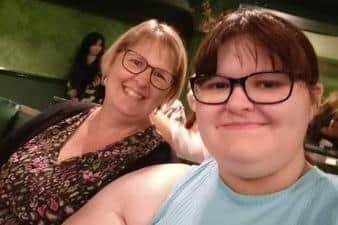 Sophie Towle with her mum Leisa