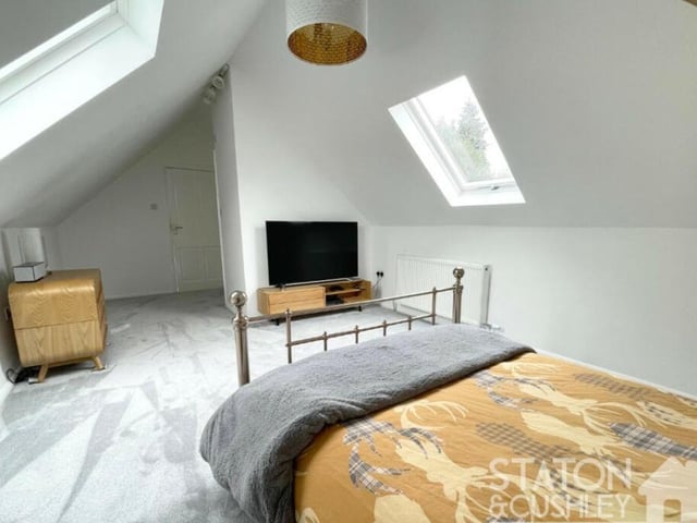 A second photo of the bedroom with skylight windows. It underlines how big and bright it is.