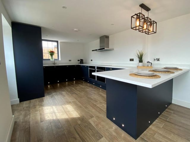 The dining kitchen includes a host of floor-mounted and wall-mounted units, plus a sink and drainer.