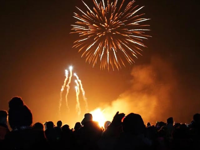The fireworks action continues at Mansfield Lawn Tennis Club on Sunday evening. A bonfire and professional display is being hosted by the Pheasant Hill club, complete with tennis taster sessions for youngsters from 5.30pm. The event will include a licensed bar and traditional Bonfire Night food such as toffee apples and treacle toffee.