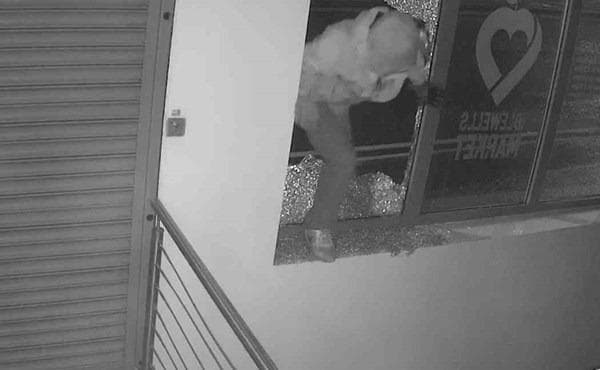 Dieb nach Diebstahl von Uhren und Schmuck im Wert von 10.000 £ aus einem ...