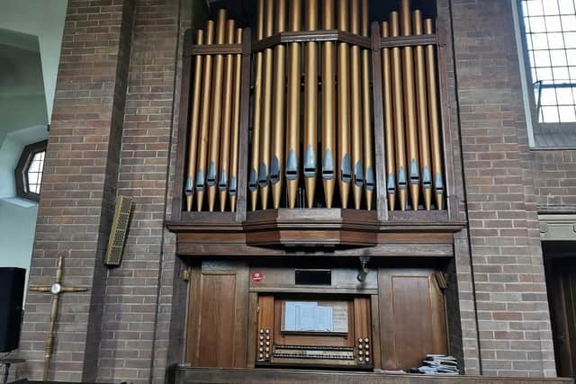 Το υπέροχο όργανο στην εκκλησία St Simon and St Jude στο Ρέινγουορθ που ο Γκόρντον έχει υποστηρίξει από το 1973.