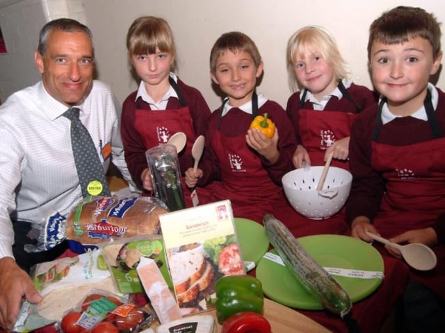Jonathan Dawson, manager of the Sainsbury's store in Mansfield, present cooking kits to pupils from King Edward Primary School in 2007.