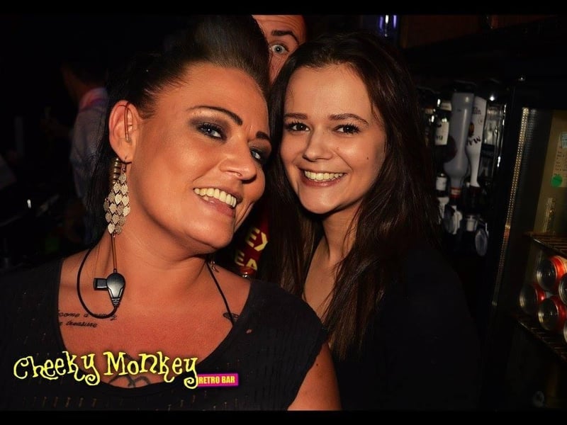 I spy a photobomber