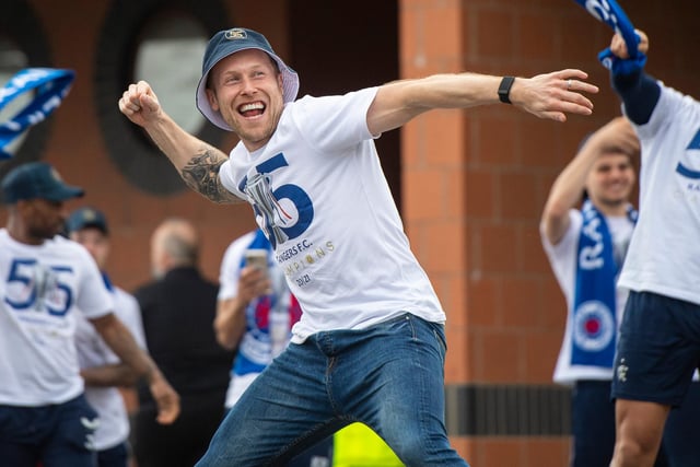 Scott Arfield has been tipped to leave Rangers next summer when his contract expires by former Arsenal striker Kevin Campbell after struggling to force his way into the team this season. (Football Insider)