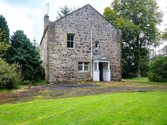 Castle Cottage is stone built under a slate roof and comprises sitting room, kitchen, bathroom and two bedrooms.