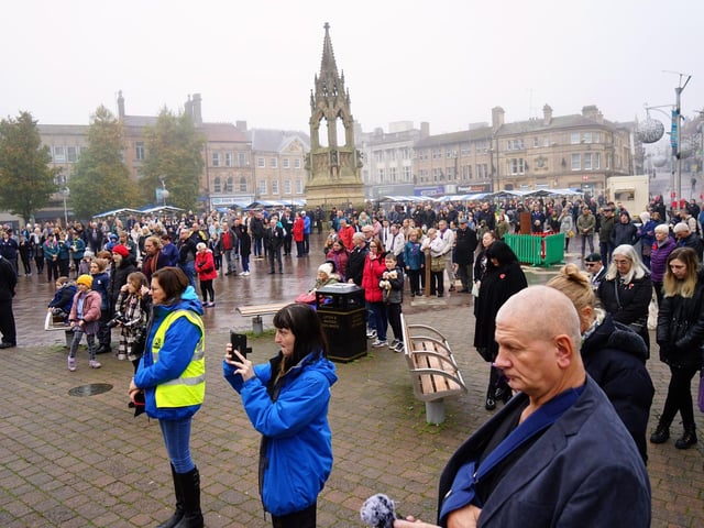 Crowds gather for two minutes silence in Mansfield