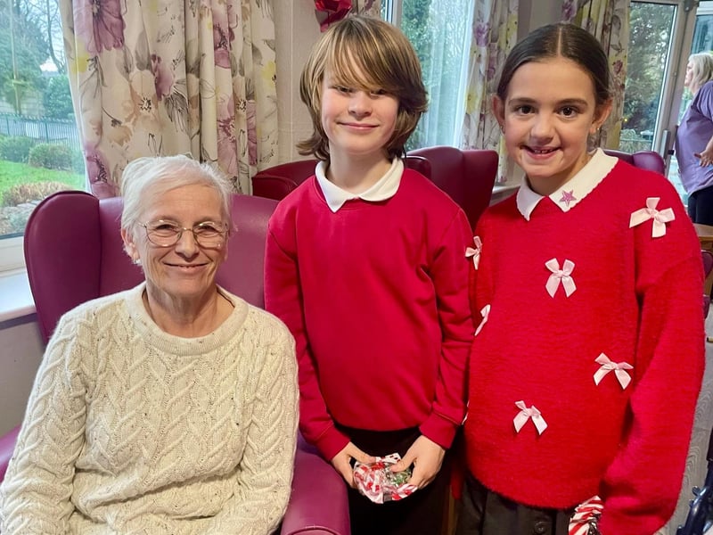 Year 4 Pupils meets a resident of Moorlands Care Home